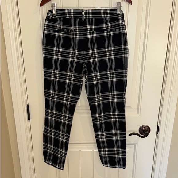 Old Navy Black and White Plaid Cropped Pants with Ankle Length Pixie - Picture 4 of 12